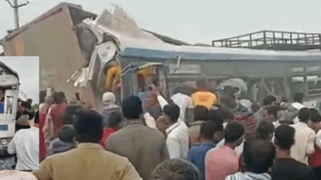 रांगा रेड्डी में बस और ट्रक की टक्कर के बाद मलबे में फंसे यात्रियों को निकालते राहतकर्मी