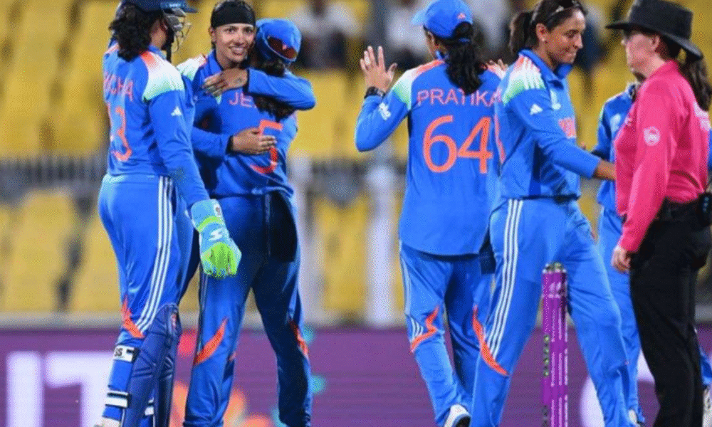 भारत की महिला टीम वर्ल्ड कप जीत के बाद ट्रॉफी के साथ, हर खिलाड़ी की मेहनत का परिणाम