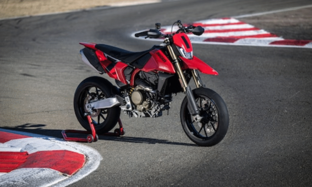 Ducati Hypermotard V2 का खुलासा: नया इंजन, हल्का फ्रेम और उन्नत तकनीक — क्या भारत आएगी यह सुपरमोटो बाइक?