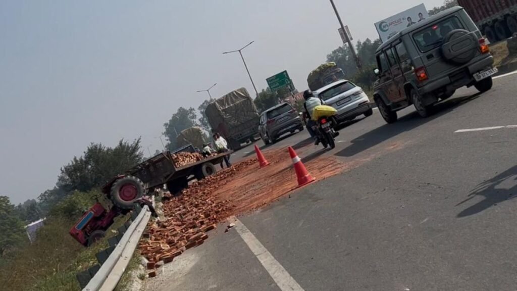 मुरादाबाद हाईवे पर पलटी ईंटों से भरी ट्रॉली – बड़ा हादसा टला, चालक सुरक्षित