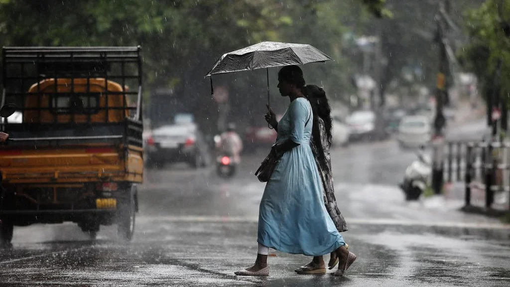तमिलनाडु में मूसलाधार बारिश का कहर! चेन्नई समेत कई जिलों में IMD का ऑरेंज अलर्ट जारी 30 तमिलनाडु में भारी बारिश की चेतावनी; चेन्नई और तटीय जिलों में ऑरेंज अलर्ट जारी।