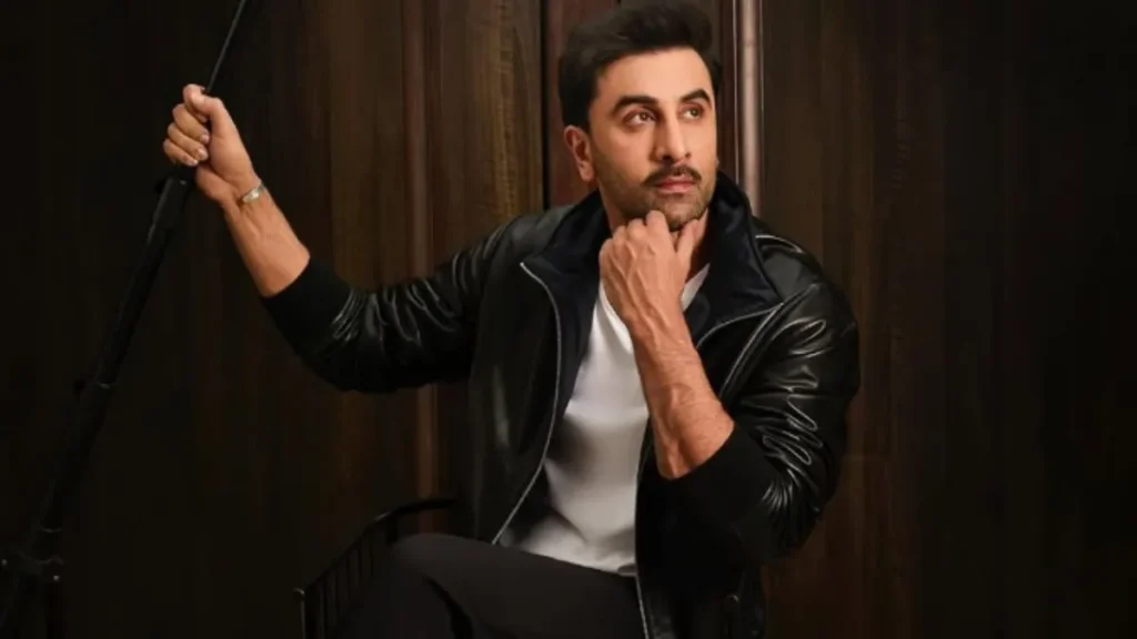 क्यों शादी में पैसे लेकर डांस नहीं करते Ranbir Kapoor? वायरल इंटरव्यू में खुद बताया कारण – 'इज़्ज़त नहीं खोना चाहता' 32 रणबीर कपूर ने क्यों कहा– शादी में पैसे लेकर डांस नहीं करूंगा? वायरल इंटरव्यू में खुलासा