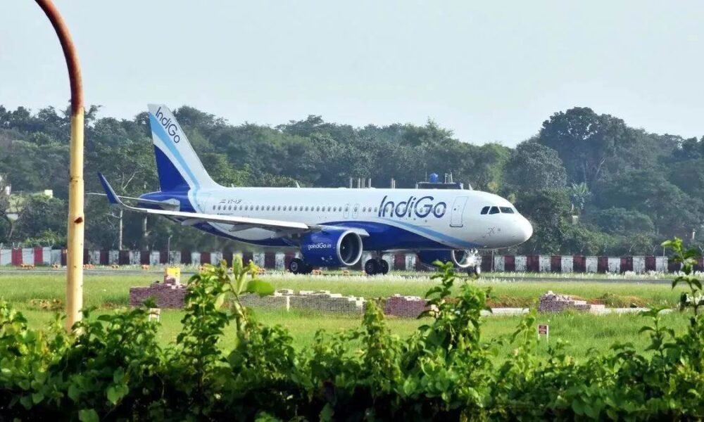 “IndiGo की देशभर में उड़ानें रद्द—हवाई किराए रिकॉर्ड स्तर पर, यात्रियों में हड़कंप।”