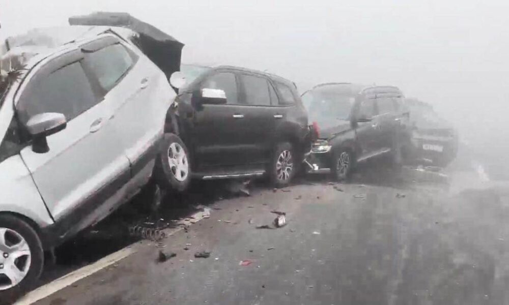 NCR एक्सप्रेसवे हादसा: कोहरे के कारण 12 गाड़ियों की टक्कर, कई घायल