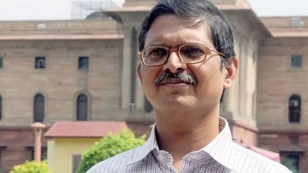 रात 2 बजे ट्रेन में ड्रामेटिक गिरफ्तारी… पूर्व IPS अधिकारी Amitabh Thakur को शहजहाँपुर जंक्शन से UP पुलिस उठा ले गई—पत्नी Nutan Thakur बोलीं “मैं डर गई थी…” 31 Former IPS Officer Amitabh Thakur Arrested at Shahjahanpur Junction in Late-Night UP Police Action