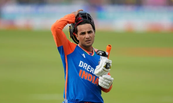 विजय हज़ारे ट्रॉफी से पहले जयपुर में नेट अभ्यास के दौरान आक्रामक शॉट खेलते अभिषेक शर्मा