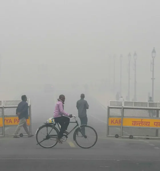 दिल्ली में बढ़ते प्रदूषण के बीच सरकार ने दफ्तरों के लिए 50 प्रतिशत वर्क फ्रॉम होम का आदेश जारी किया