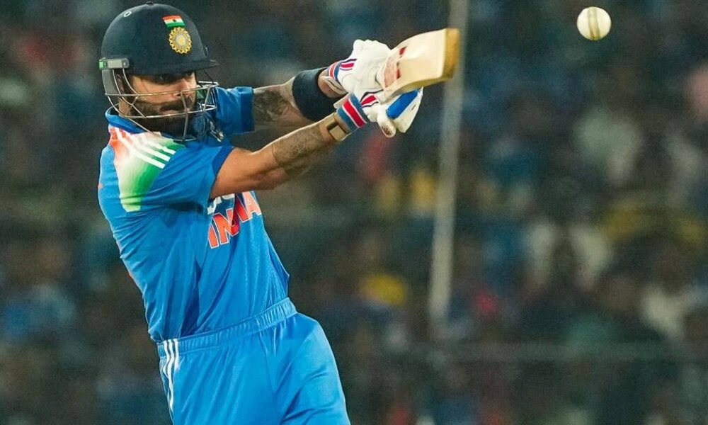 विजय हजारे ट्रॉफी में गुजरात के खिलाफ बल्लेबाज़ी करते विराट कोहली, जिन्होंने लिस्ट-A क्रिकेट का ऐतिहासिक रिकॉर्ड अपने नाम किया।