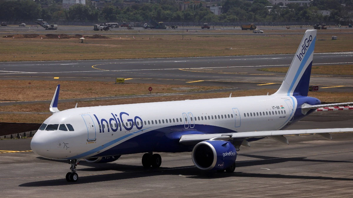 IndiGo ने दो दिनों में 300 से अधिक फ्लाइट्स रद्द कीं—CEO बोले: “कई चुनौतियाँ एक साथ आईं, हम स्थिति सुधारने में जुटे हैं।”