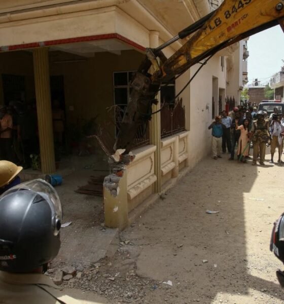 मुरादाबाद में घर के अंदर चल रहे फर्जी पेट्रोल पंप पर पुलिस की छापेमारी, मशीनें सील