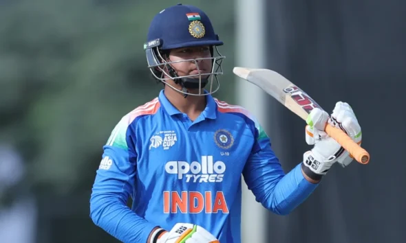 विजय हजारे ट्रॉफी में 36 गेंदों में शतक लगाने के बाद जश्न मनाते वैभव सूर्यवंशी