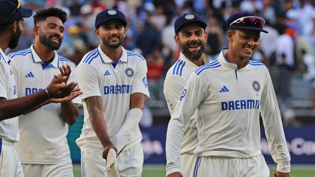IND vs SA तीसरा ODI: Yashasvi Jaiswal–Virat Kohli का तूफ़ान, गेंदबाज़ों ने खोली जीत की राह… भारत ने 9 विकेट से रौंदकर सीरीज़ पर किया कब्ज़ा 32 यशस्वी जायसवाल और विराट कोहली की नाबाद साझेदारी—भारत की 9 विकेट से एकतरफा जीत का सुनहरा पल।