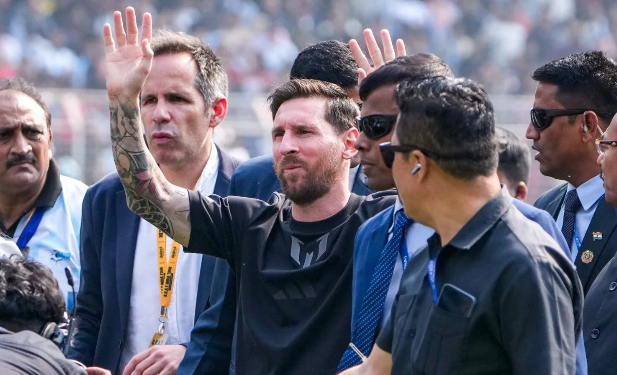 Kolkata के Salt Lake Stadium में Lionel Messi के इवेंट के बाद मची अव्यवस्था की जांच करती Bidhannagar Police