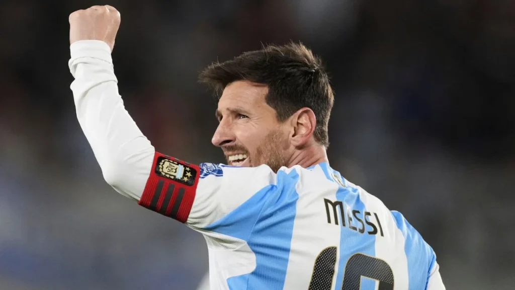 लियोनेल मेसी इंडिया टूर विवाद पर बड़ा ऐलान, कोलकाता के नाराज फैंस को मिलेगा टिकट रिफंड 32 सॉल्ट लेक स्टेडियम में लियोनेल मेसी के संक्षिप्त दौरे के बाद नाराज फैंस और बिगड़े हालात