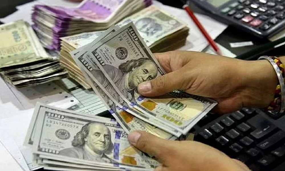 Indian Rupee Hits All-Time Low: Dollar के मुकाबले 90.74 तक गिरा रुपया