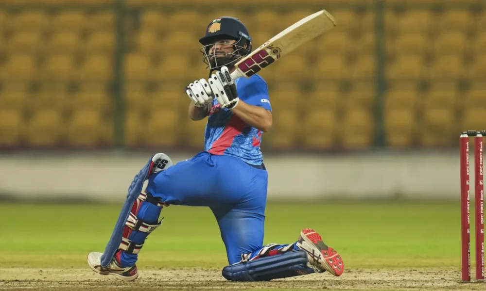 विदर्भ के खिलाफ जीत के बाद शतकवीर अभिषेक गोस्वामी और फिनिशर रिंकू सिंह का विजयी अंदाज