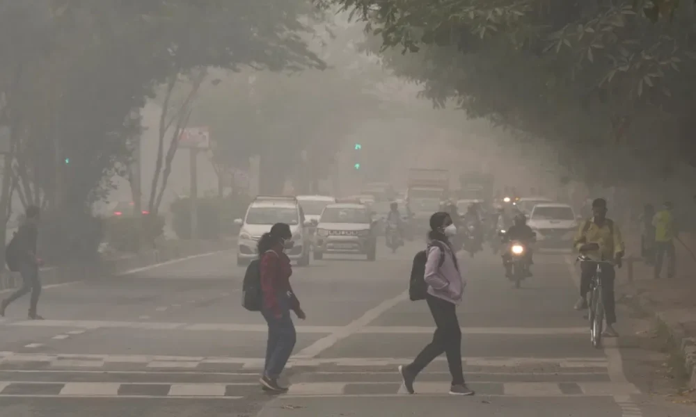 Delhi-NCR में घनी धुंध और स्मॉग के बीच GRAP-4 लागू, प्रदूषण से जूझती राजधानी
