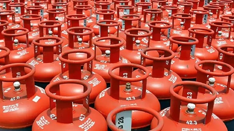 कमर्शियल LPG सिलेंडर महंगा होने से होटल और ढाबा कारोबारियों की बढ़ी चिंता।