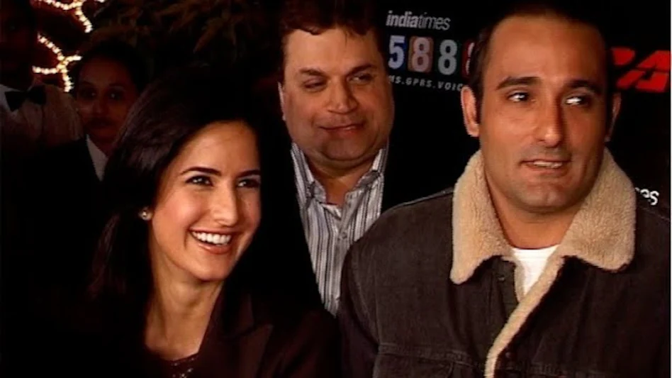 कॉस्ट्यूम डिज़ाइनर नीता लुल्ला के साथ काम के दौरान अक्षय खन्ना — शांत लेकिन पूरी तरह समर्पित अभिनेता।