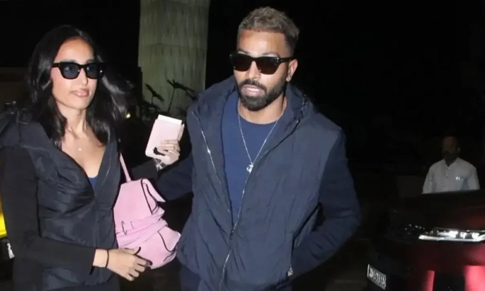 हार्दिक पांड्या बाथरोब लुक में गर्लफ्रेंड महीका के साथ स्पॉट, तस्वीरें वायरल