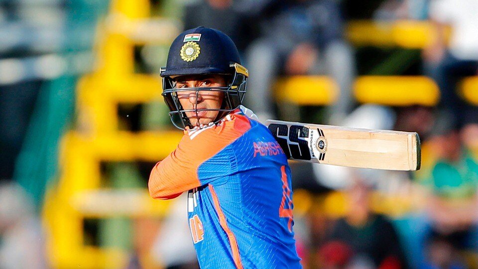 ऋषि पोंटिंग का खुलासा – अभिषेक शर्मा को दिल्ली कैपिटल्स में रोकने के लिए उन्होंने आखिरी तक कोशिश की थी।