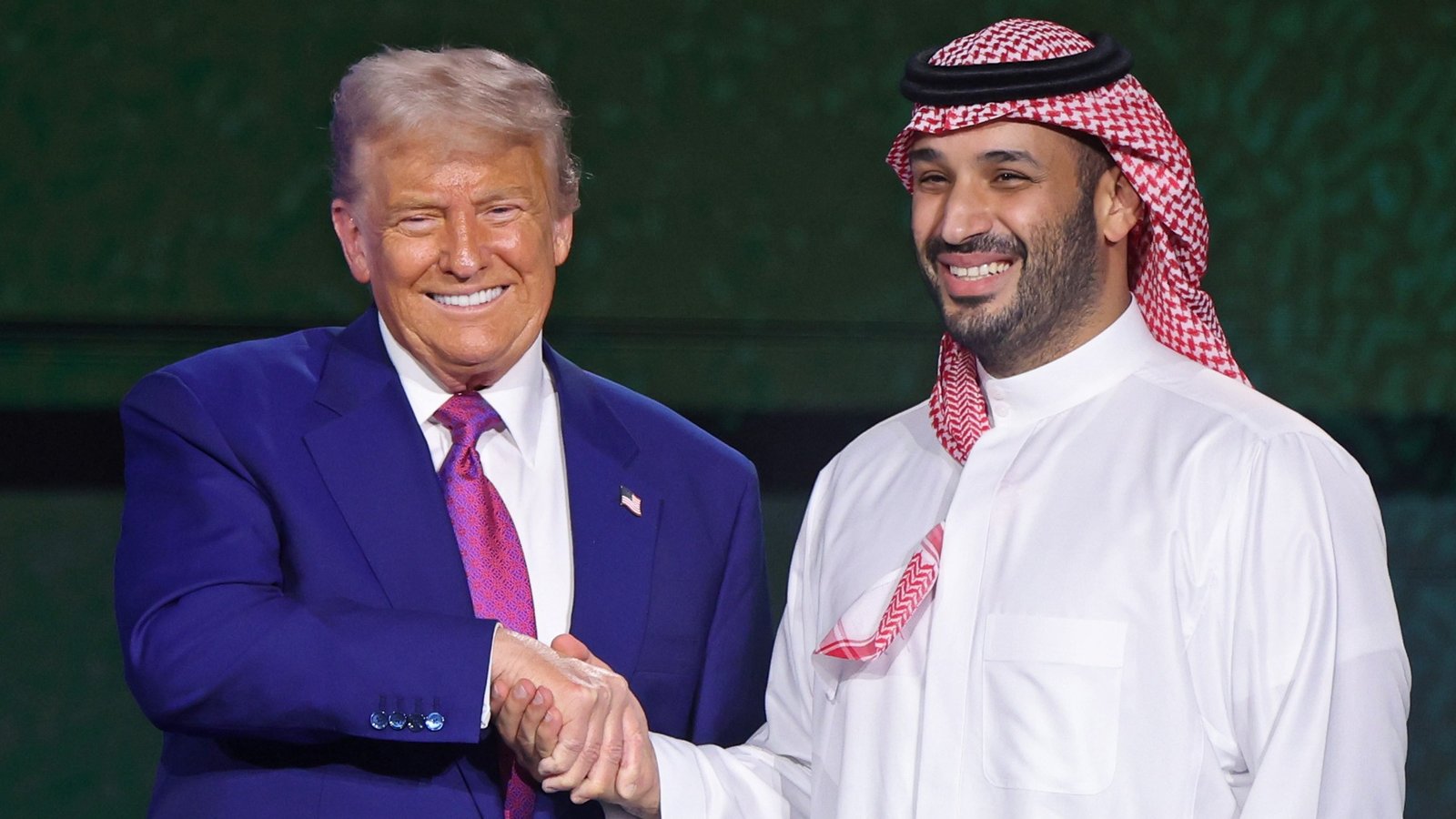 ब्रिटिश राजनेता जांच में, ट्रम्प का “Move On” बयान — Epstein Files पर नया मोड़ | Dainik Diary