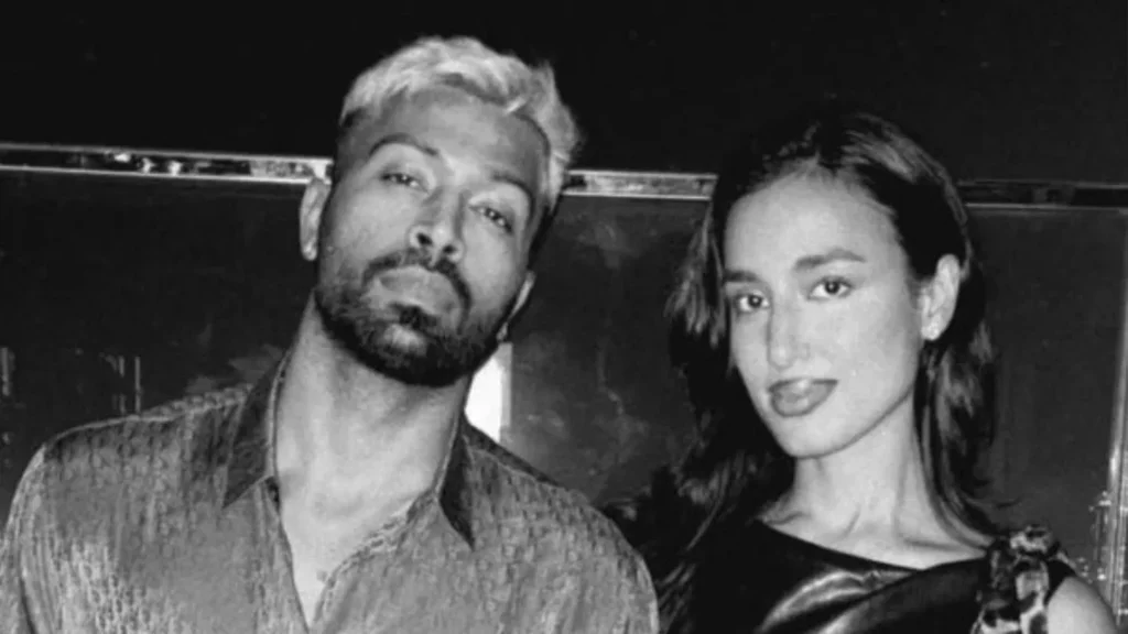 हार्दिक पांड्या बाथरोब लुक में गर्लफ्रेंड महीका के साथ स्पॉट, तस्वीरें वायरल