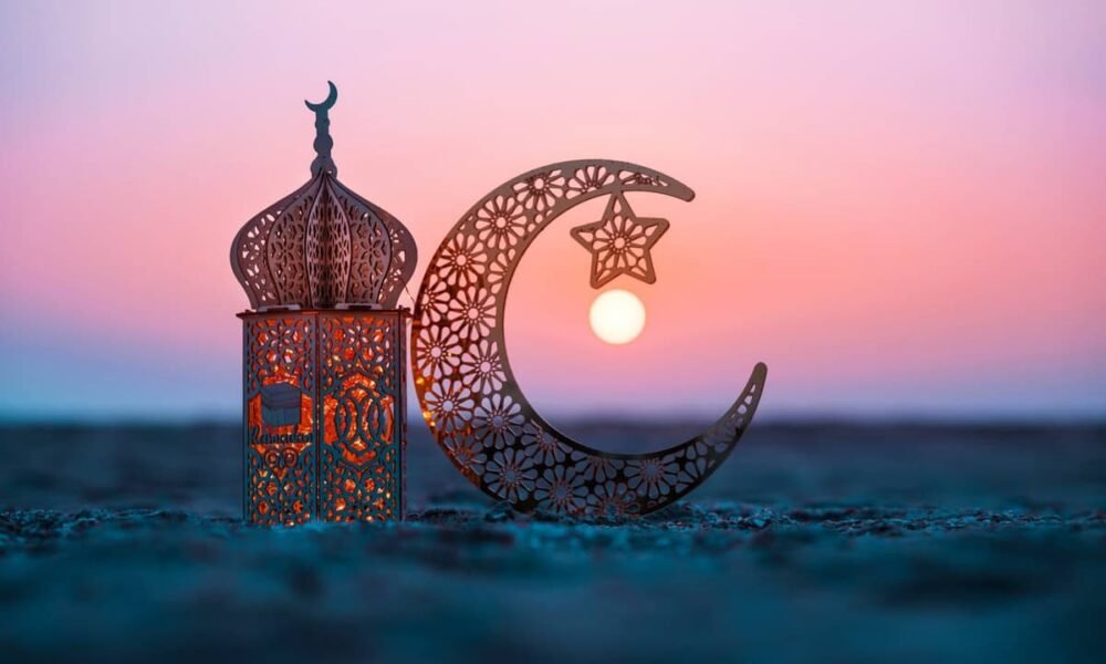 Ramadan 2026 का चांद दिखने के बाद मस्जिदों में इबादत की तैयारियां शुरू, 19 फरवरी से पहला रोजा रखा जाएगा।