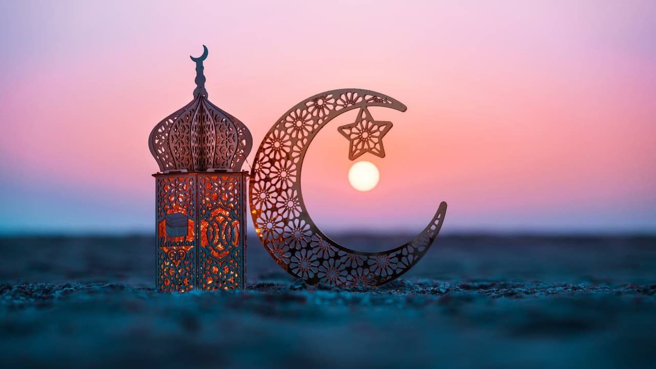 Ramadan 2026 का चांद दिखने के बाद मस्जिदों में इबादत की तैयारियां शुरू, 19 फरवरी से पहला रोजा रखा जाएगा।