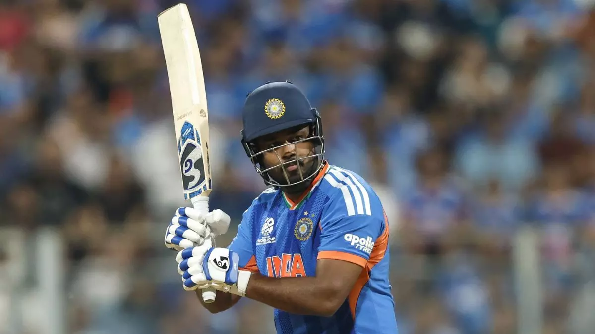 ICC T20 World Cup 2026 के दूसरे सेमीफाइनल में संजू सैमसन ने 42 गेंदों में 89 रनों की धमाकेदार पारी खेली। भारत ने इंग्लैंड को 7 रनों से हराकर फाइनल में प्रवेश किया। मैच का स्कोर: IND 253/7, ENG 246/7