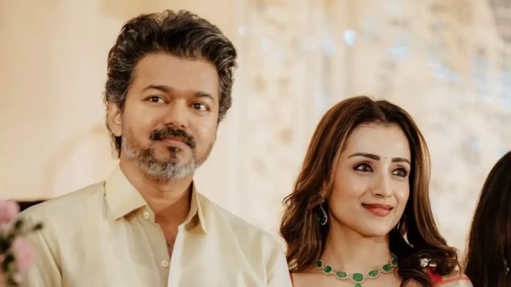 Vijay और Trisha की Romance पर Parthiban का तीखा तंज — 'Kundavai को घर पर रखो', जानिए पूरा विवाद 32
Vijay-Trisha Romance पर Parthiban का तंज — 'Kundavai को घर पर रखो', Samuthirakani का Viral Video | Dainik Diary