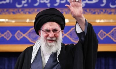 Ayatollah Ali Khamenei के निधन के बाद Iran में युवा विरोधियों और आंतरिक अस्थिरता के बीच राजनीतिक परिदृश्य तनावपूर्ण दिखाई देता है।