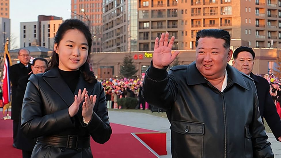 Kim Jong Un की 13 साल की बेटी बनेगी उत्तर कोरिया की अगली तानाशाह? जो संकेत मिल रहे हैं वो चौंकाने वाले हैं 32 किम जोंग-उन की 13 साल की बेटी बनेगी उत्तर कोरिया की अगली तानाशाह? जानिए पूरी कहानी | Dainik Diary