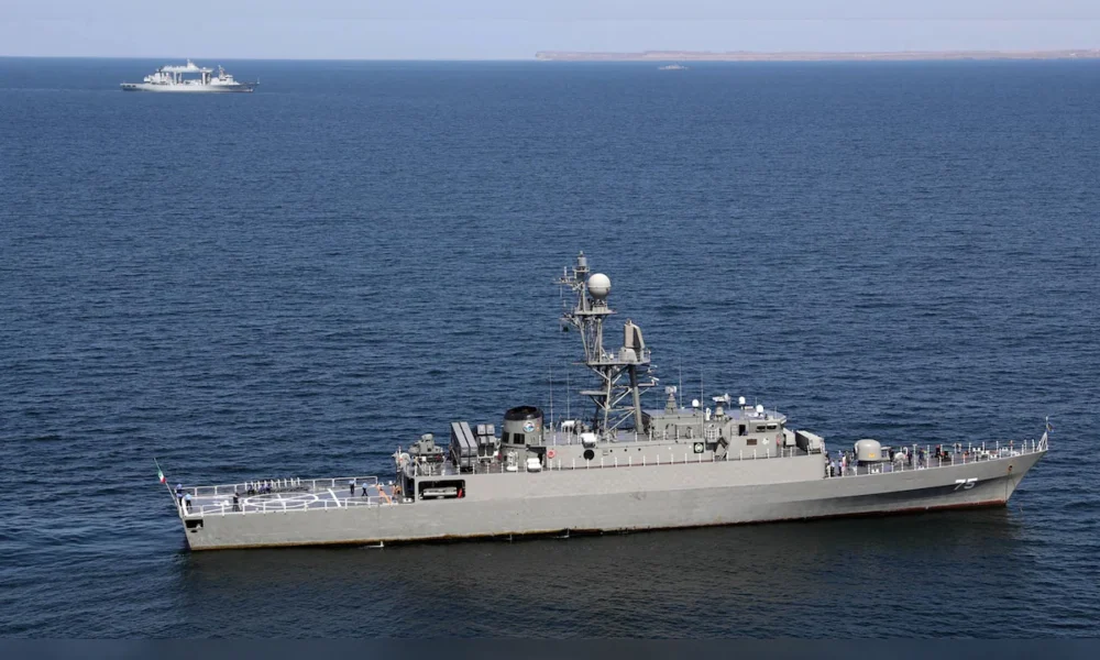 Iranian warship IRIS Dena को US submarine के टॉरपीडो हमले के बाद Sri Lanka के पास Indian Ocean में डूबते हुए देखा गया।