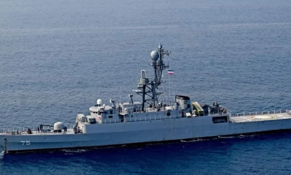 श्रीलंका के गॉल शहर के पास अमेरिकी पनडुब्बी द्वारा टॉरपीडो से डुबोए गए ईरानी युद्धपोत IRIS Dena के मृत नाविकों के शव अस्पताल पहुंचाए जा रहे हैं। यह जहाज़ भारत के विशाखापत्तनम में हुए नौसेना अभ्यास से लौट रहा था।