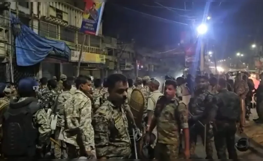 Murshidabad में Ram Navami जुलूस पर बवाल: Music को लेकर भड़की हिंसा, Arson और Stone-Pelting के बाद Section 144 लागू 32 Ram Navami Procession Violence in Murshidabad: Section 144 Imposed After Arson and Stone-Pelting | Dainik Diary