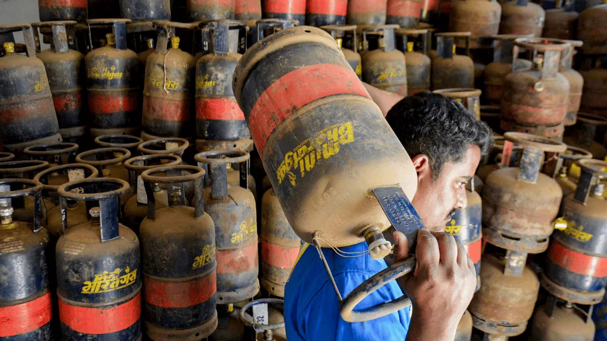 Bengaluru और Chennai के होटल संगठनों ने commercial LPG की सप्लाई ठप होने पर रेस्तरां बंद करने की चेतावनी दी है — Iran-US युद्ध से शुरू हुआ तेल संकट अब India की थाली तक पहुँच गया है।