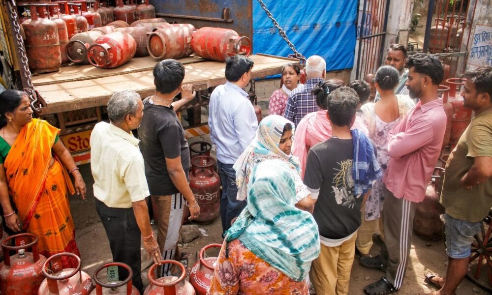 LPG संकट की आशंका: सरकार ने केरोसिन और कोयला विकल्प बढ़ाए, लोगों से घबराकर बुकिंग न करने की अपील