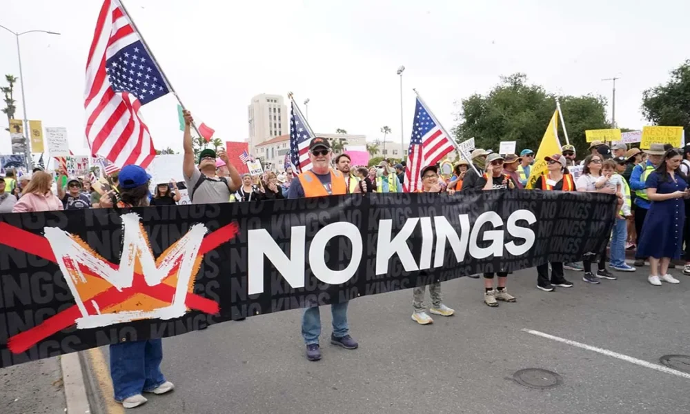 'No Kings' रैली: अमेरिका-यूरोप में लाखों लोग ट्रंप के खिलाफ सड़कों पर, Bruce Springsteen ने गाया विरोध का गाना | Dainik Diary