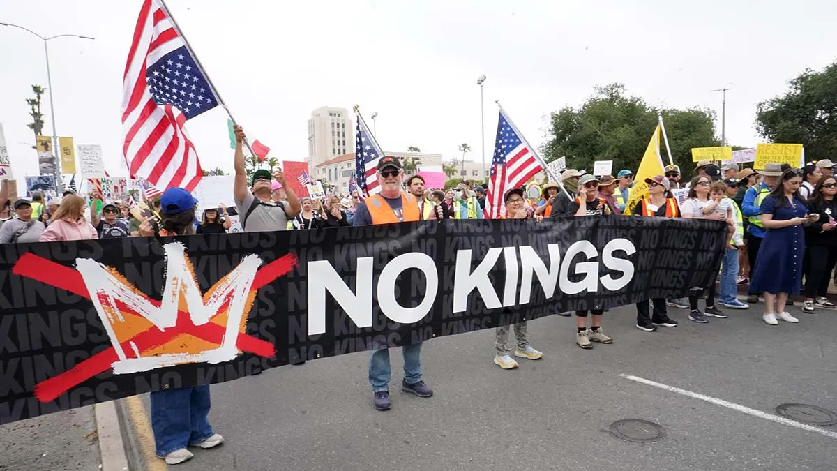 'No Kings' रैली: अमेरिका-यूरोप में लाखों लोग ट्रंप के खिलाफ सड़कों पर, Bruce Springsteen ने गाया विरोध का गाना | Dainik Diary