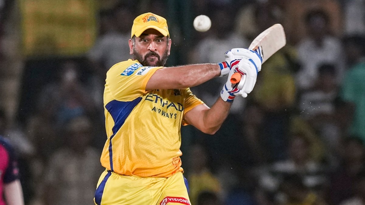 MS Dhoni Calf Strain के कारण IPL 2026 के पहले दो हफ्तों से बाहर — CSK ने Official Statement जारी कर दी जानकारी।