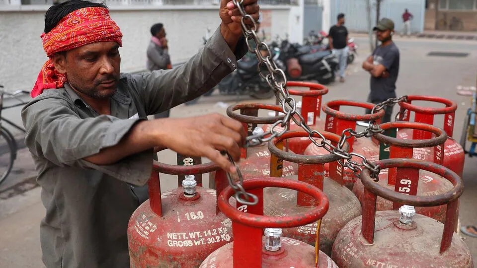 LPG संकट पर सरकार बोली — घबराएं नहीं, दो जहाज़ Strait of Hormuz पार कर रवाना | Dainik Diary