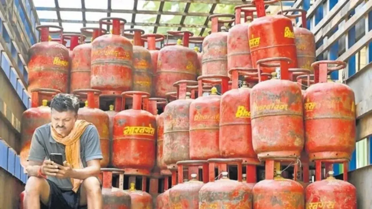 LPG संकट पर सरकार बोली — घबराएं नहीं, दो जहाज़ Strait of Hormuz पार कर रवाना | Dainik Diary