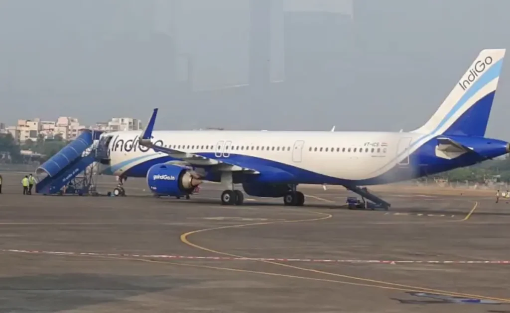 7 घंटे उड़ने के बाद Delhi वापस लौटी IndiGo की Manchester Flight — West Asia Crisis ने बीच आसमान में मोड़ा रास्ता 32
IndiGo की Delhi-Manchester Flight 7 घंटे बाद वापस लौटी — West Asia Airspace Restrictions ने बीच आसमान में बदला रास्ता | Dainik Diary