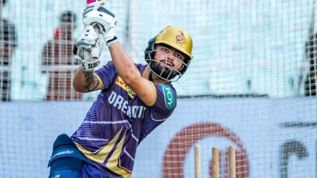 ईडन गार्डन्स में जीत के बाद जश्न मनाते रिंकू सिंह और KKR के खिलाड़ी