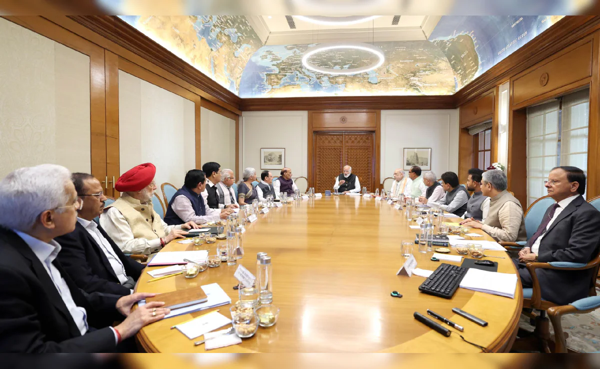 PM Modi, Cabinet Committee on Security, CCS Meeting, West Asia Crisis, LPG LNG Supply, Energy Security India, Fuel Price India, PMO, Narendra Modi, India Energy Policy, MSME, Aviation Crisis, Fertilizer Supply, Dainik Diary, Hindi News