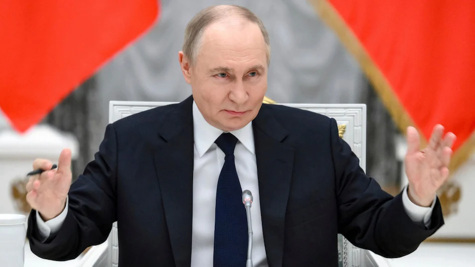 ईरान के राष्ट्रपति से फोन पर बातचीत के दौरान शांति प्रयासों की पेशकश करते रूस के राष्ट्रपति व्लादिमीर पुतिन