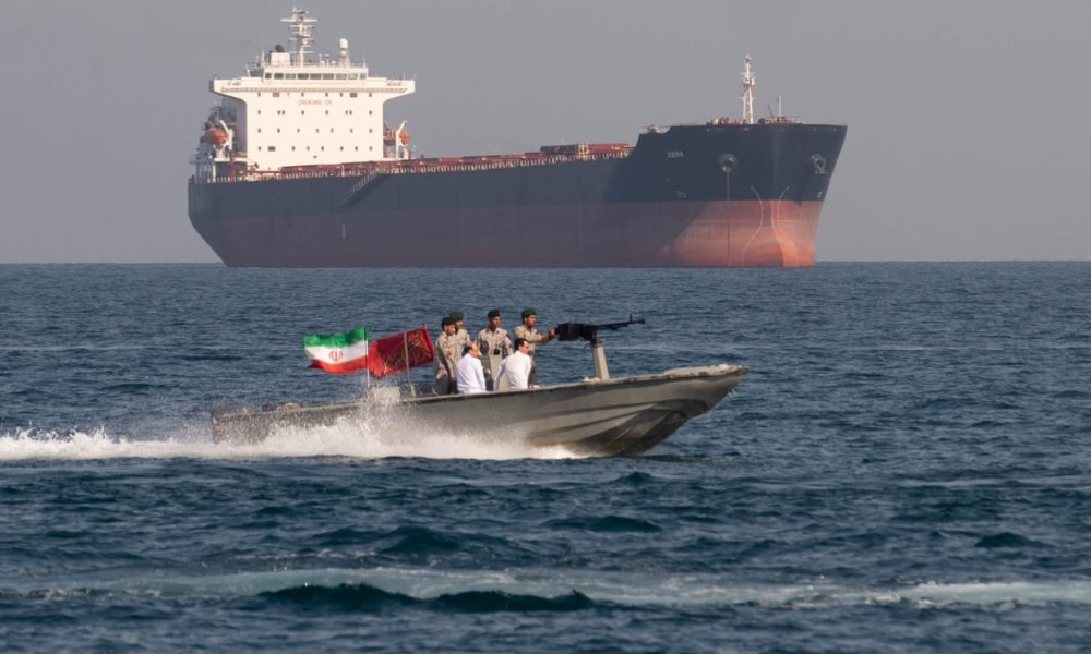 हॉर्मुज़ जलडमरूमध्य से गुजरता ईरानी तेल टैंकर, अमेरिकी प्रतिबंधों को देता खुला चुनौती