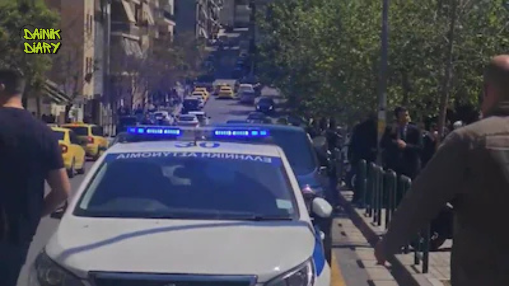 एथेंस में कोर्ट परिसर के बाहर तैनात पुलिस, जहां 89 वर्षीय आरोपी ने गोलीबारी की घटना को अंजाम दिया।