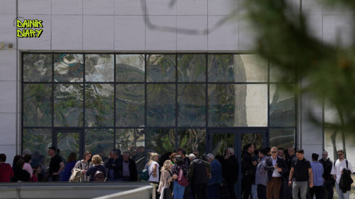 एथेंस में कोर्ट परिसर के बाहर तैनात पुलिस, जहां 89 वर्षीय आरोपी ने गोलीबारी की घटना को अंजाम दिया।